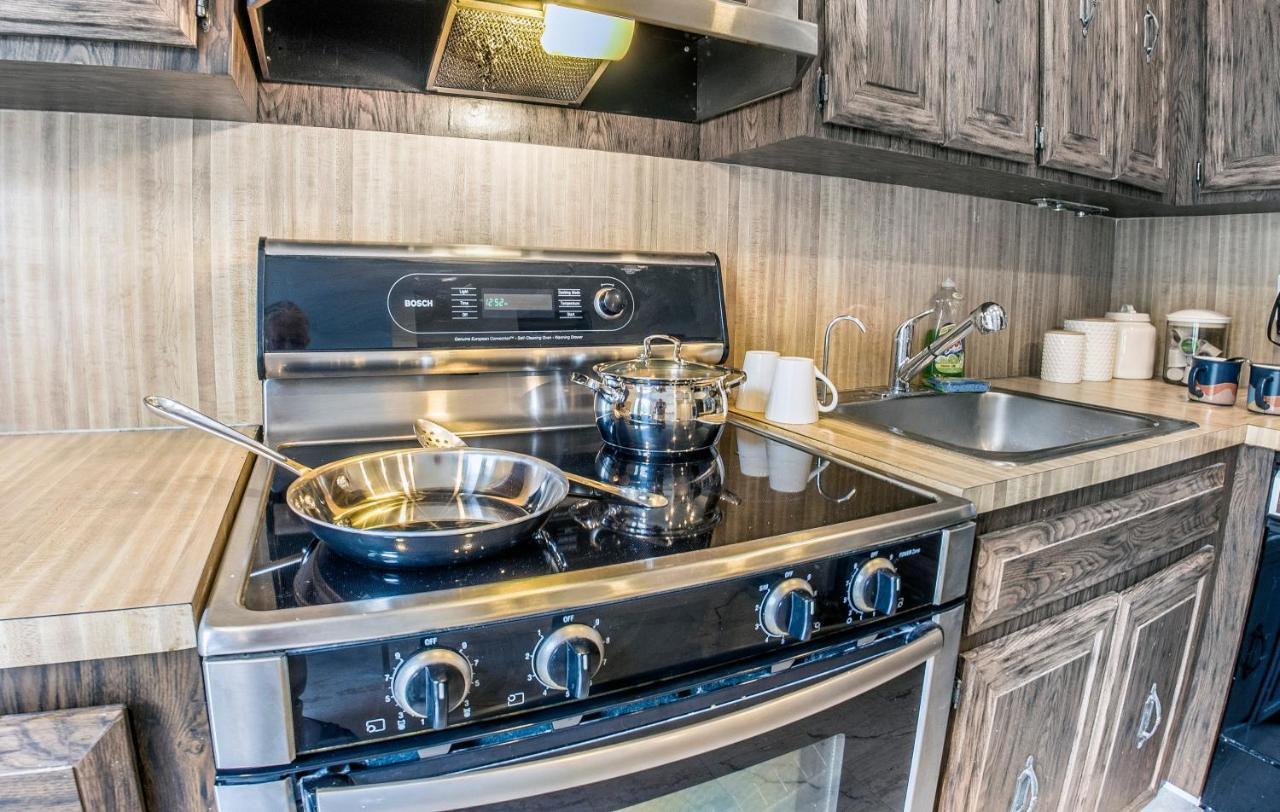 At St Place Unit F, Luxury, Pet Friendly